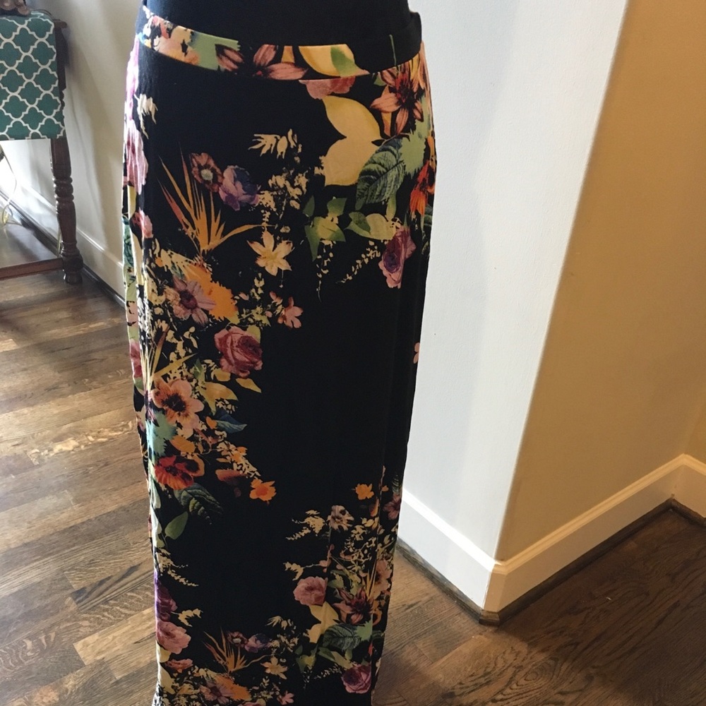 Floral print maxi skirt. Slit on let side.